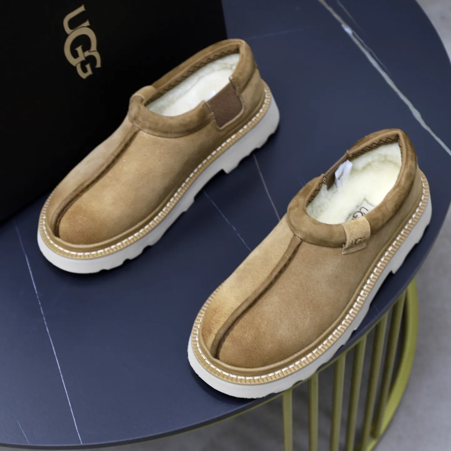 Ex-factory price: 580💰Thick wool imported from Australia Brand: UGG genuine purchasing agent Size: 39-45 Grade: Official website 1:1 Material: First layer of genuine leather waterproof and antifreeze upper Real wool lining Original non-slip soft wear-resistant outsole Style category: Men's casual shoes Trendy style Comfortable on the feet Color: Official website color synchronization